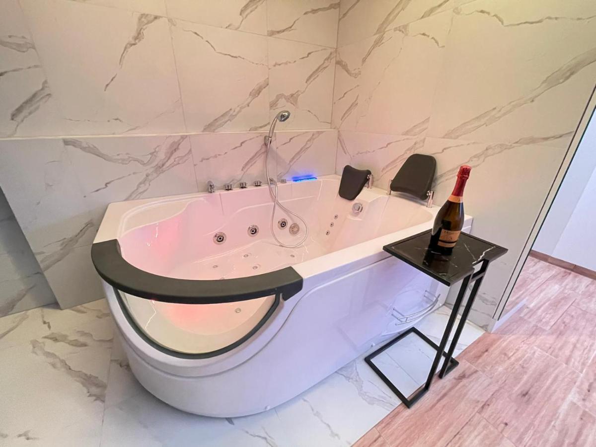 Yourapart Jacuzzi Przy Zamku Krolewskim 华沙 外观 照片